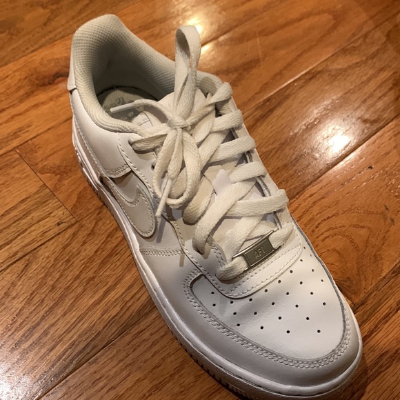 Air Force 1 (GS) in White - Picture 5 of 8